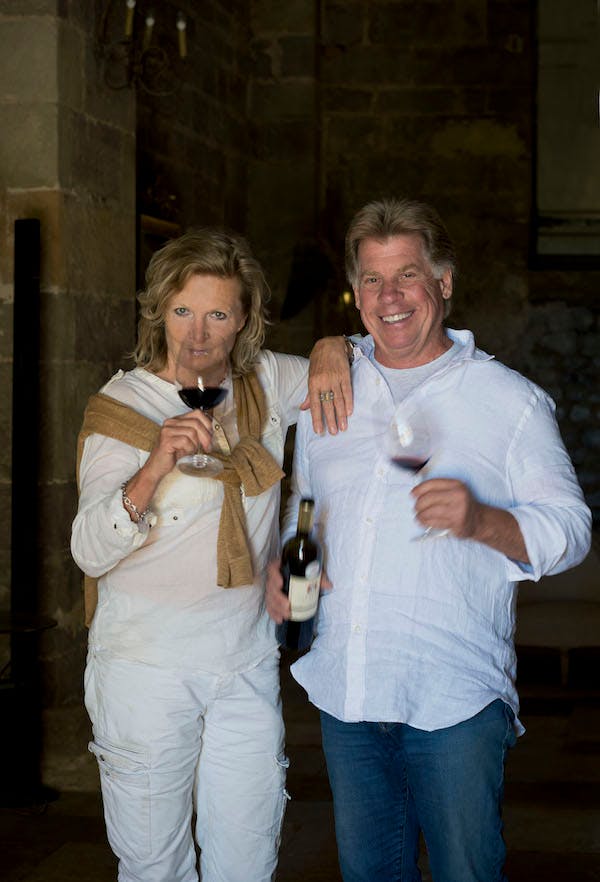 Christine och Alan von Eggers Rudd med varsitt glas egentillverkat rödvin.