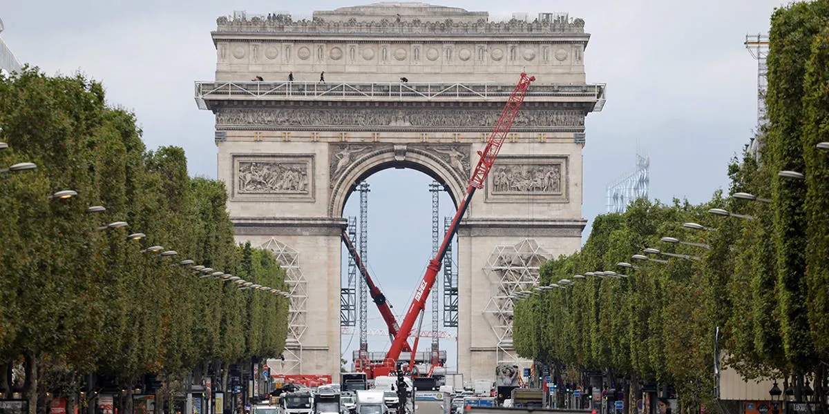 Una foto scattata il 30 luglio 2021 a Parigi mostra le sculture e l'Arco di Trionfo in preparazione prima dell'avvolgimento del monumento, come parte di un'installazione monumentale postuma dell'artista bulgaro Christo. L'opera monumentale dovrebbe far scomparire il monumento parigino sotto 25.000 mq di polipropilene riciclabile argento e tessuto blu e 7.000 m di corda rossa dal 18 settembre al 3 ottobre 2021 nonostante la morte di Christo nel maggio 2020. Foto di Ludovic MARIN / AFP. Foto di LUDOVIC MARIN/AFP via Getty Images (dettaglio)