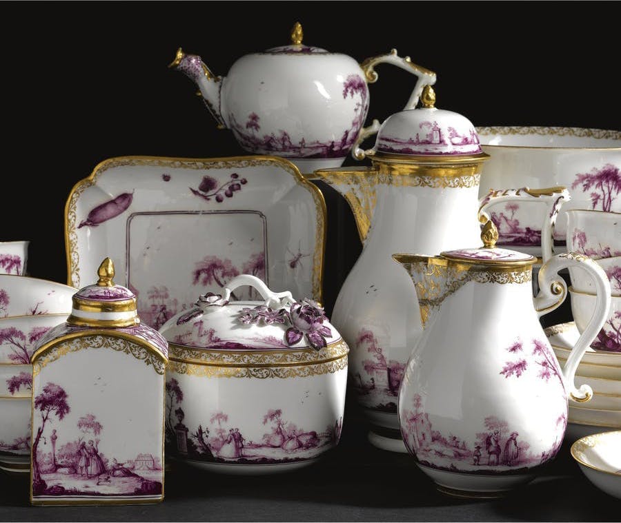 Camaieu painting, in which pictures are created from the various shades of a single colour, found its way into the repertoire of the Meissen Manufactory early on. After the blue painting inspired by Chinese porcelain, purple and magenta were especially popular. Photo © Sotheby's