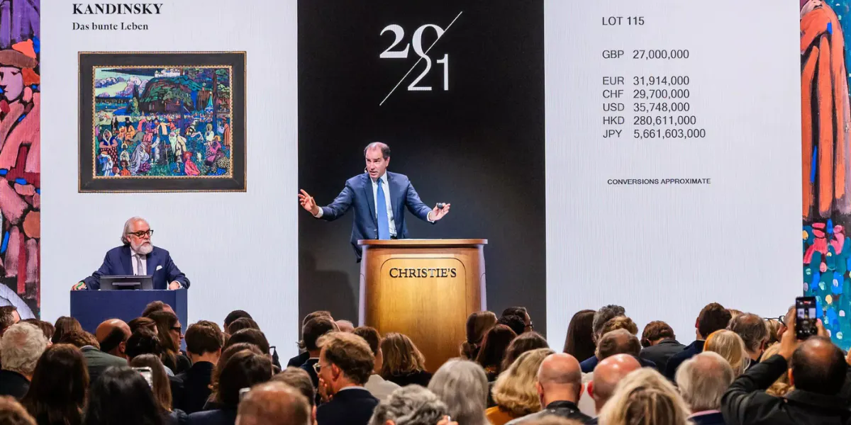Adrien Meyer, Global Head of Private Sales & Co-Chairman, Impressionist & Modern Art, versteigert Wassily Kandinskys "Das bunte Leben" (1907). Foto © Christie's (Detail)