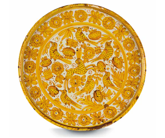 Fat från Deruta med gul och brun färg mot vit bakgrund och motiv av blommor, fåglar och en kanin. Mitten av 1600-talet
