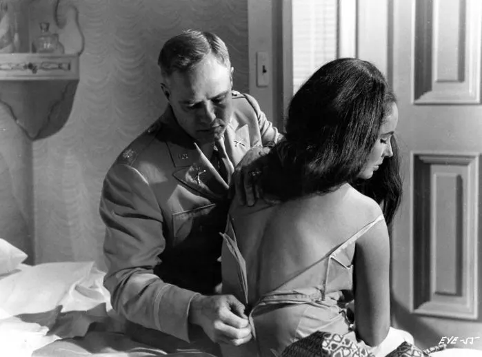 Elizabeth Taylor tillsammans med Marlon Brandon i Reflections in a Golden Eye. Foto: Catawiki.