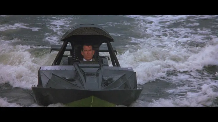 El mundo nunca es suficiente: a subasta la lancha usada por Pierce Brosnan en el Támesis