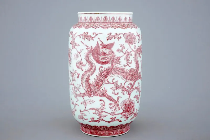 Jarrón Qianlong con dragón de cobre rojo chino y un fénix. Estimación: 15.000-25.000 €