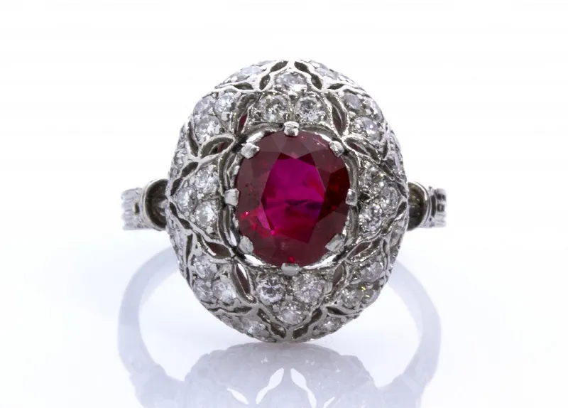 MARIO BUCCELLATI. Anillo de platino con rubí y diamantes. Precio estimado: 25.000-30.000 €