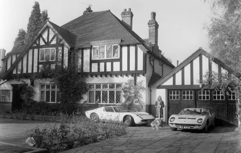 Rod Stewarts damalige Freundin, Model Dee Harrington, mit Hund und den beiden Lamorghinis des Musikers. Der bei RM Sotheby's angebotene Miura ist links zu sehen. | Foto: ©Avalon Photoshot Collection