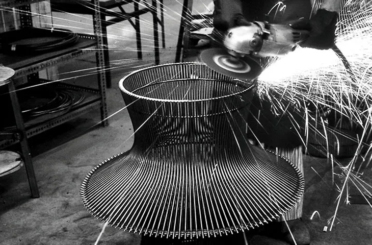 La production des meubles de Platner Image via mohd.it