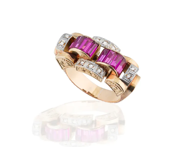 Sortija Chevalier en oro con diamantes y rubíes