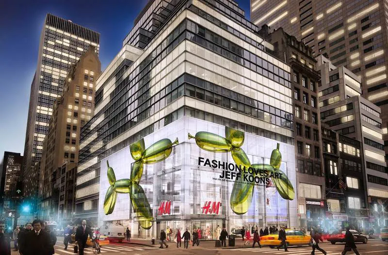 Globo Jeff Koons murió adornan tienda H &amp; M en Nueva York. Foto: Forbes. Globo Jeff Koons murió adornan tienda H &amp; M en Nueva York. Foto: Forbes.