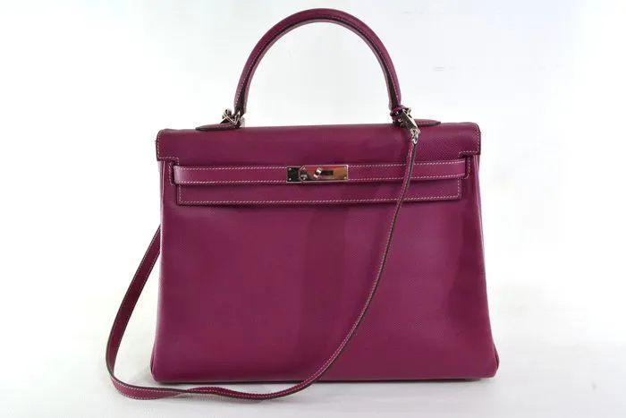 Bolso HERMÈS, modelo Kelly en cuero de color violeta. Precio estimado: 10.000-14.500 €
