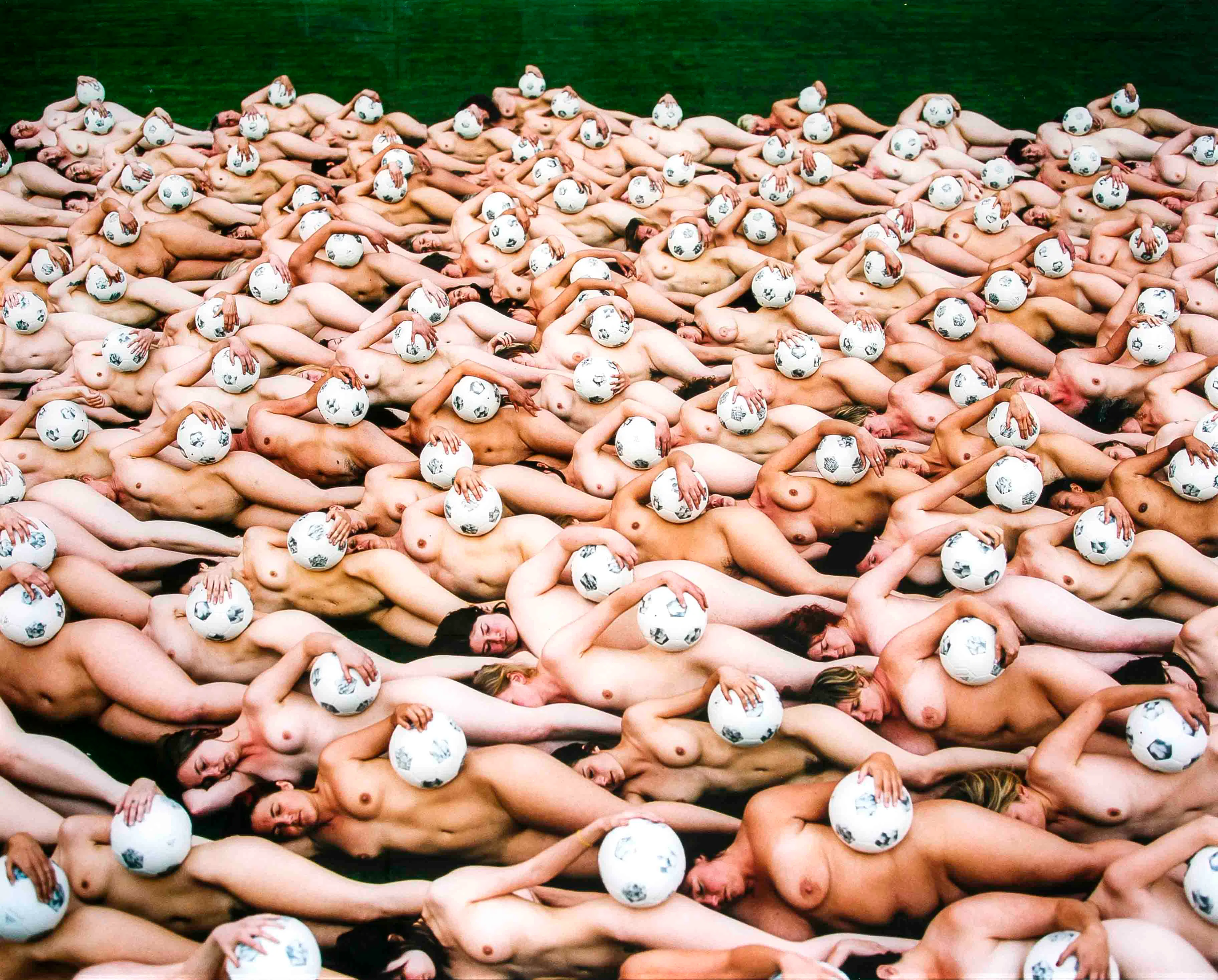 SPENCER TUNICK (*1967) - Nackte mit Fußbällen, C-Print/Aluminium, Wien 2008