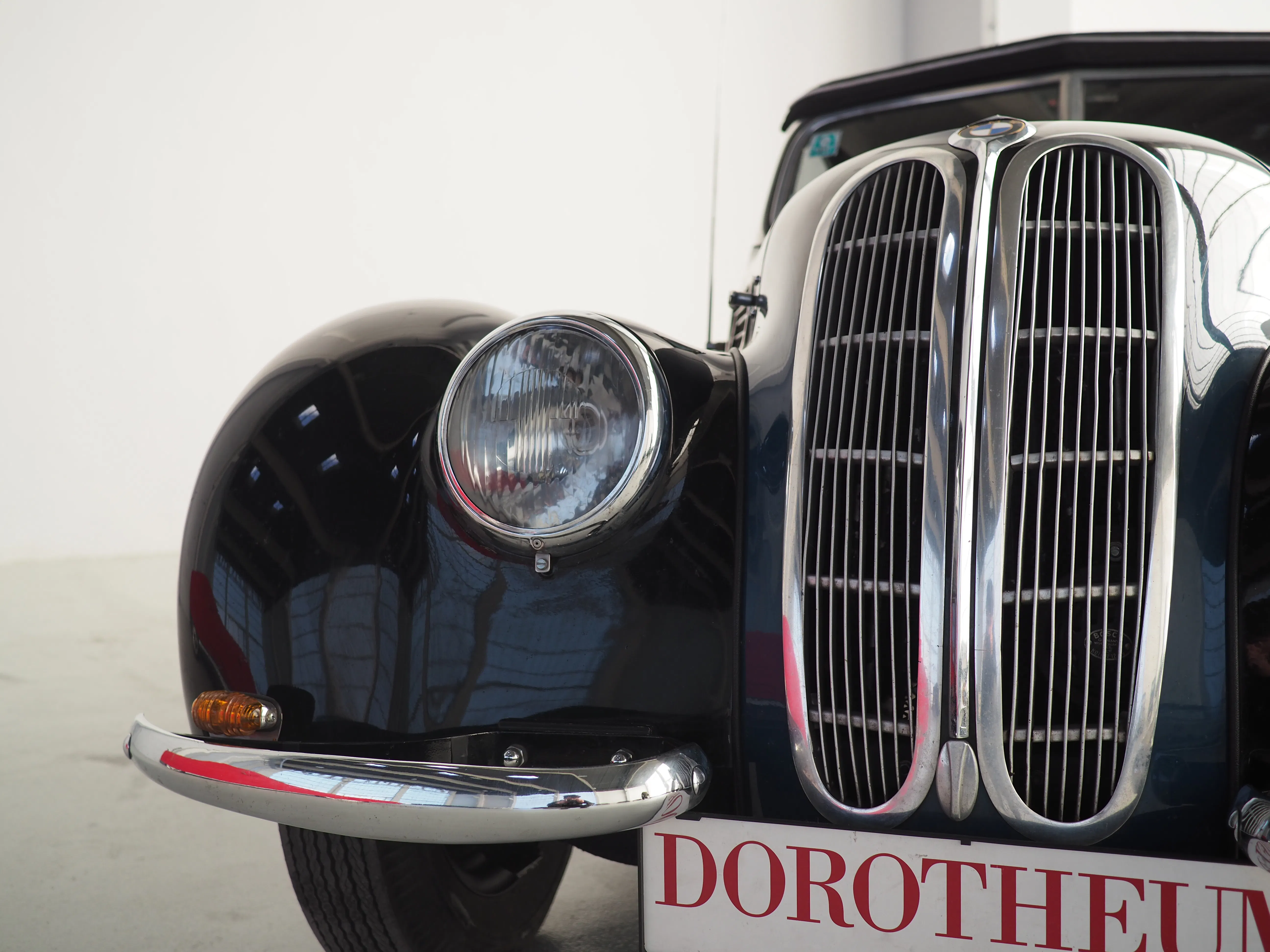 Glamourös und gemütlich - Classic Cars und Bauernmöbel im Dorotheum