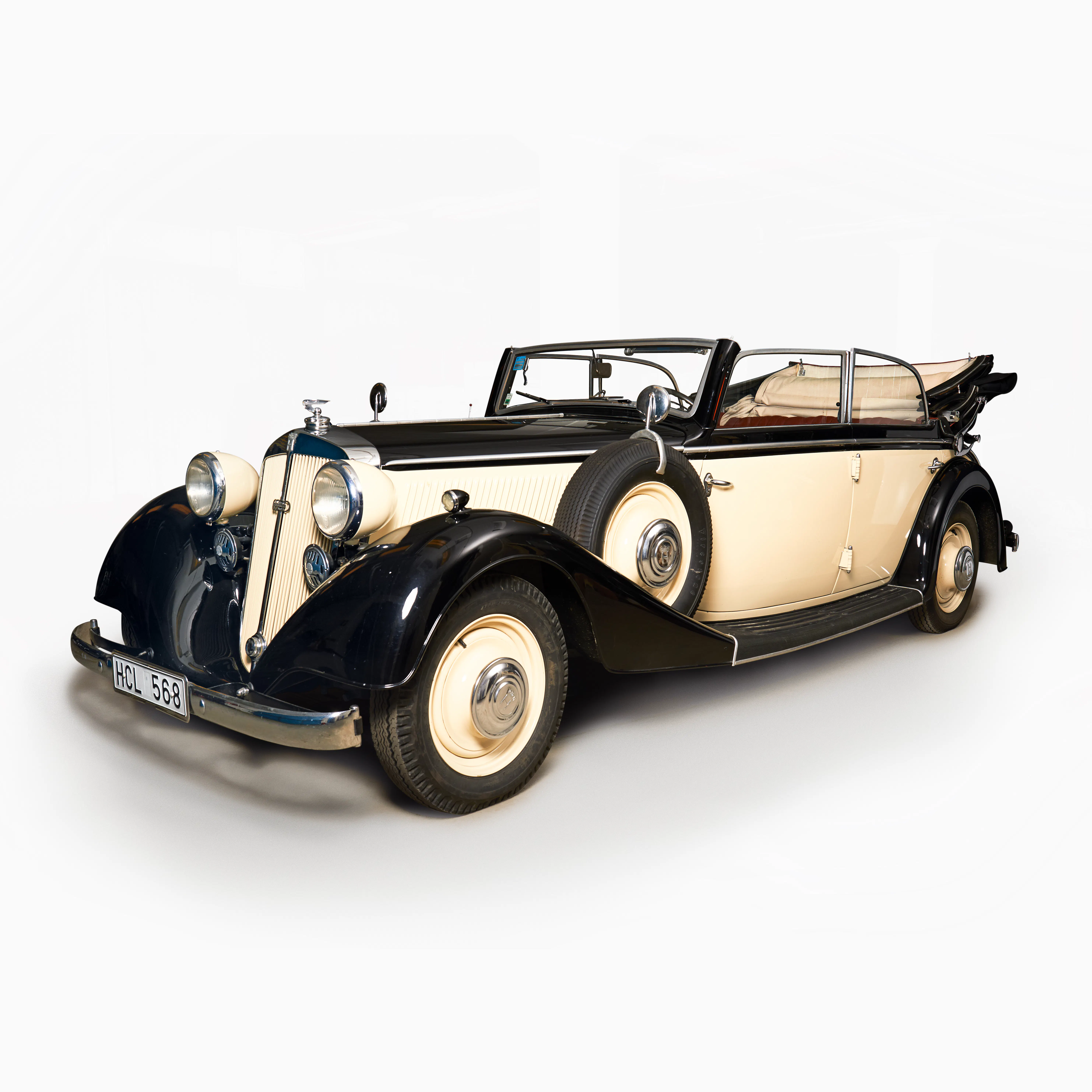 Ein Horch-Cabriolet, Kunsthandwerk der Wiener Werkstätte und zwei Kerzenleuchter Friedrichs des Großen