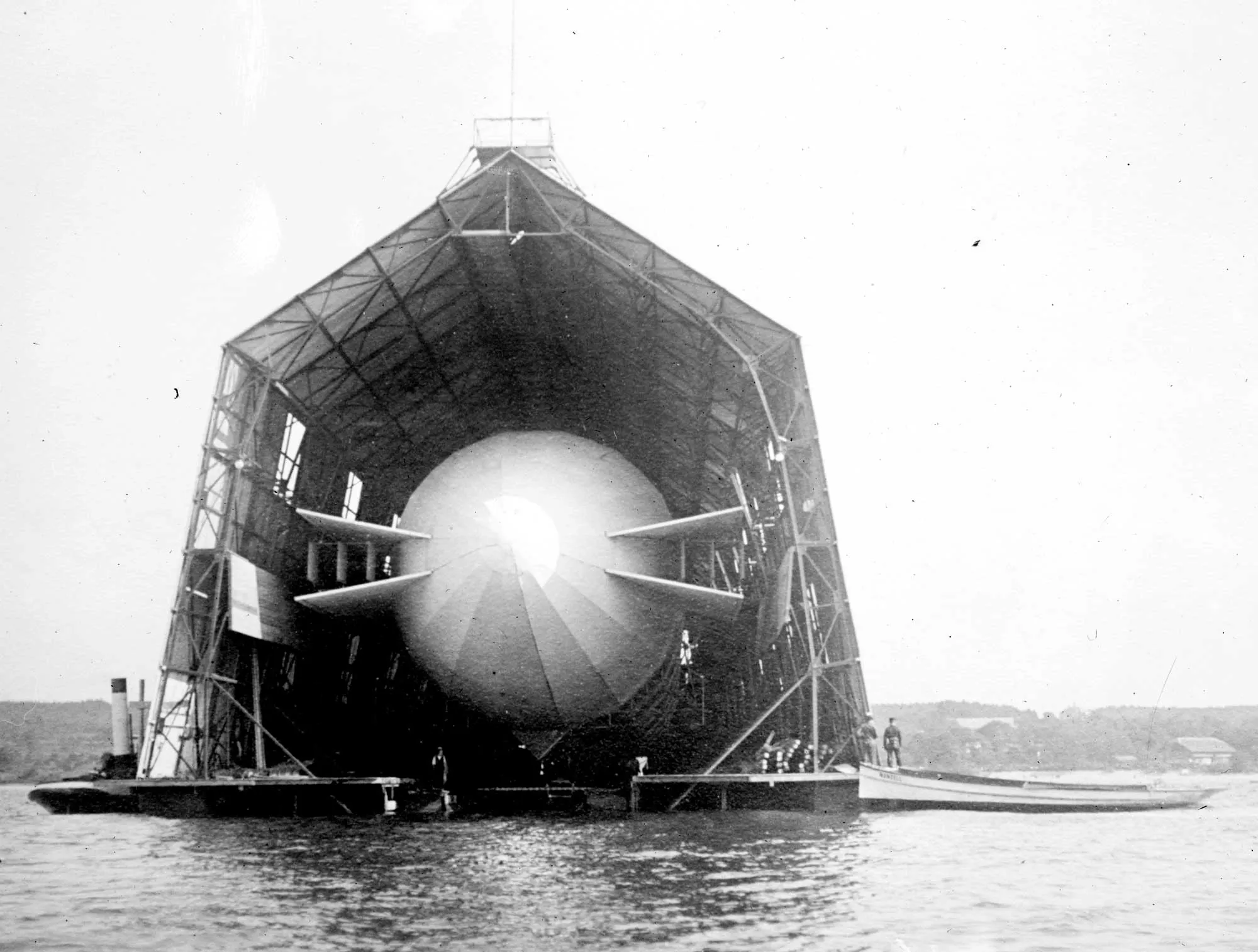 Schwimmende Zeppelinhalle auf dem Bodensee