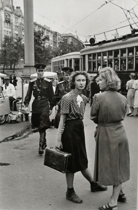 Henri Cartier Bresson, ‘Waiting for the Trolly, Moscow 1954’. Photo: Catawiki 