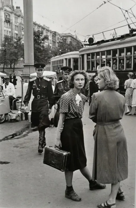Henri Cartier Bresson, ‘Waiting for the Trolly, Moscow 1954’. Photo: Catawiki