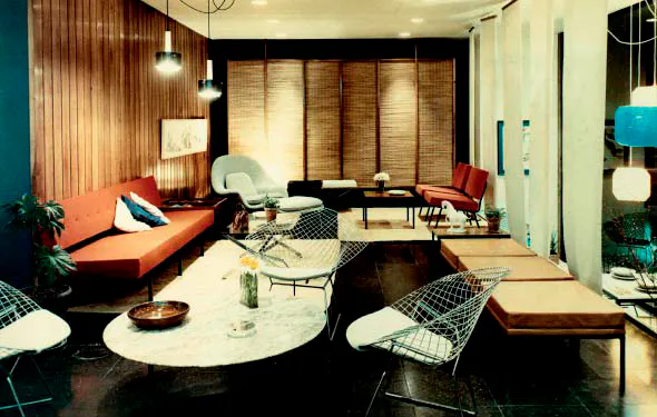 Skyltning med möbler formgivna av bland annat Harry Bertoia och Rafael Garcia, cirka 1965.