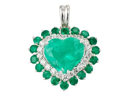 Pendentif en or gris, ornée d'une émeraude taillée en coeur pesant environ 7 cts dans un double entourage d'émeraudes et de diamants