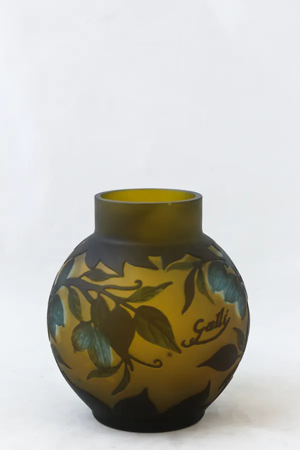 Emile Gallé, vas, jugend, Frankrike. Överfång i gröna och blåa toner mot gul fond. Höjd 14,5 cm. Signerad Gallé. Nagg. Utrop: 2.000 Sek. Auktionsbyrån Effecta