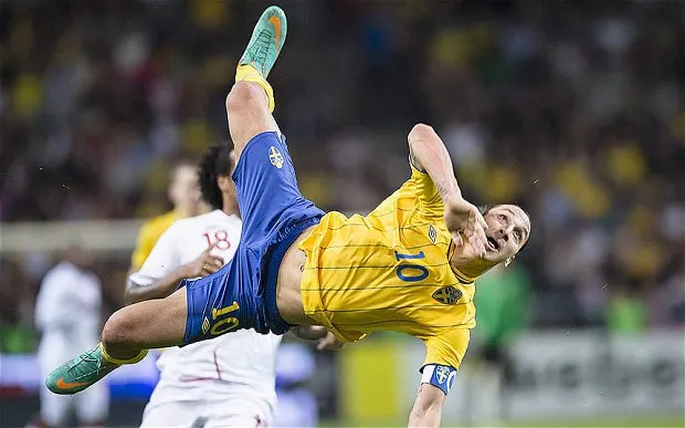 Zlatan in action! Full bollkoll och ett par bra skor avgjorde matchen. Nu är de till salu på Stockholms Auktionsverk