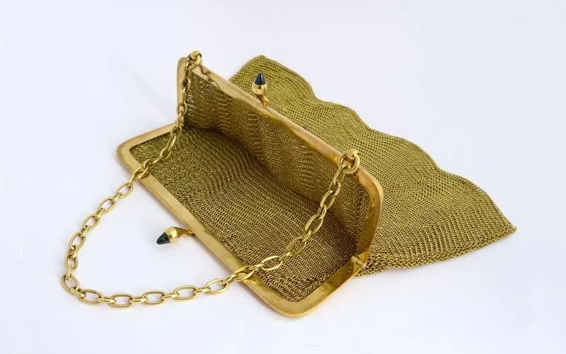 Delicado bolsito antiguo de malla en oro amarillo (circa 1.900)