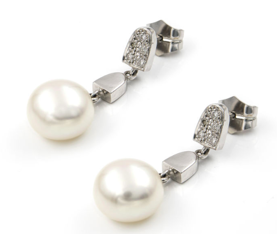 Paire de pendants d'oreilles or blanc et perles Adjugée 121 euros