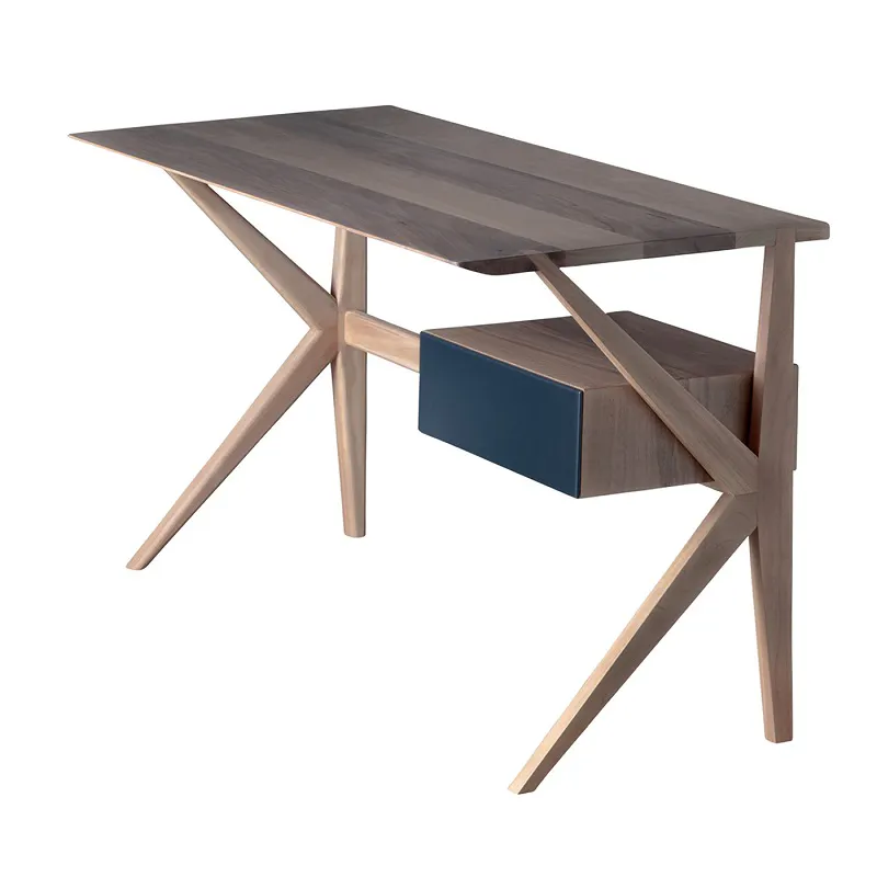 Escritorio de madera de nogal de MADERAE