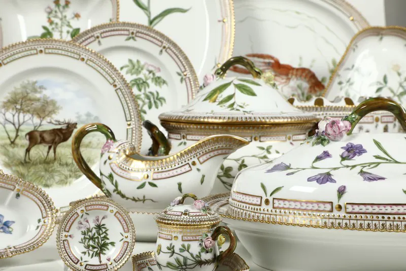 El brillo de la plata y la fina porcelana de Cambi