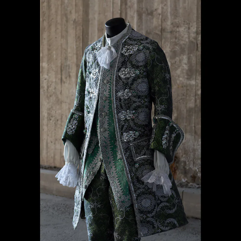 Herrjacka i grönt från operan Manon Lescaut. Operan Manon Lescaut hade premiär den 10 december 2005 på Kungliga Operan. Design av Annsofi Nyberg och regi Knut Henriksen. Så kallad justaucorps, västbyxa av brokad med silverspetsar. Storlek large. utrop 4-5 000 kronor