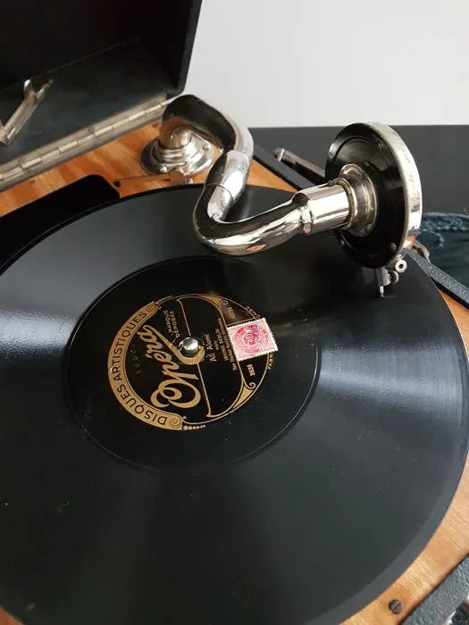 Antique gramophone Odéon portable, en vente chez Catawiki 