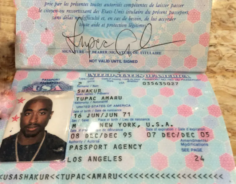 Tupacs skottskadade halsband och pass till auktion