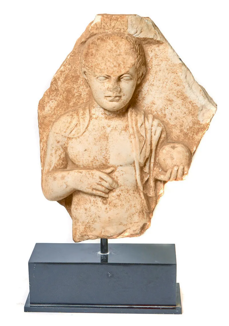 Altorrelieve grecorromano en mármol sobre peana en metal (s. II a.C.)