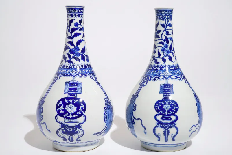 Lote 1094: Un par de jarrones chinos en forma de botella de porcelana azul y blanca. Kangxi