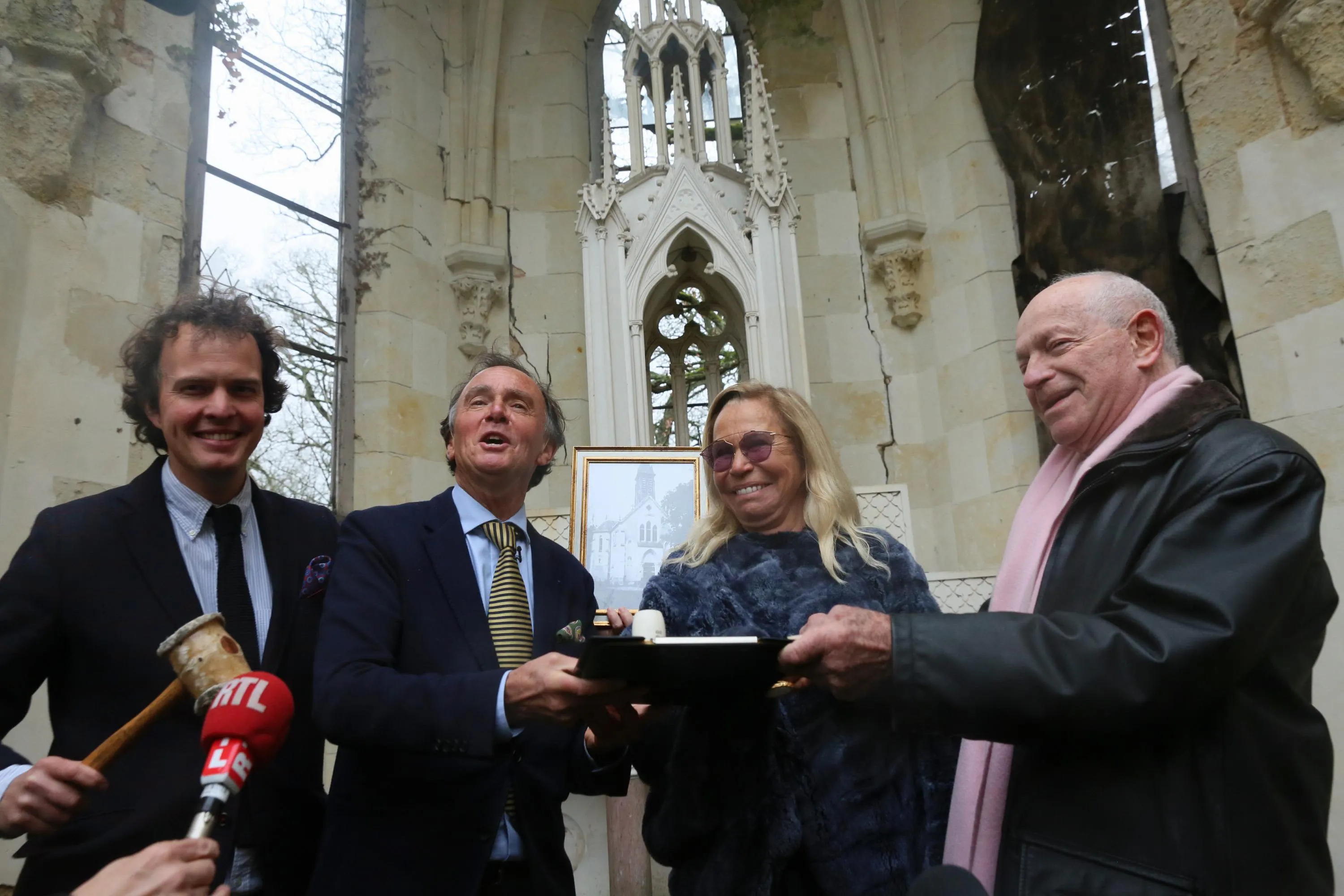 Aymeric et Philippe Rouillac, commissaires-priseurs, en compagnie de la nouvelle propriétaire Monique Pozzo di Borgo, et du vendeur, le sexologue Jacques Waynberg. © Photo NR Sébastien Gaudard