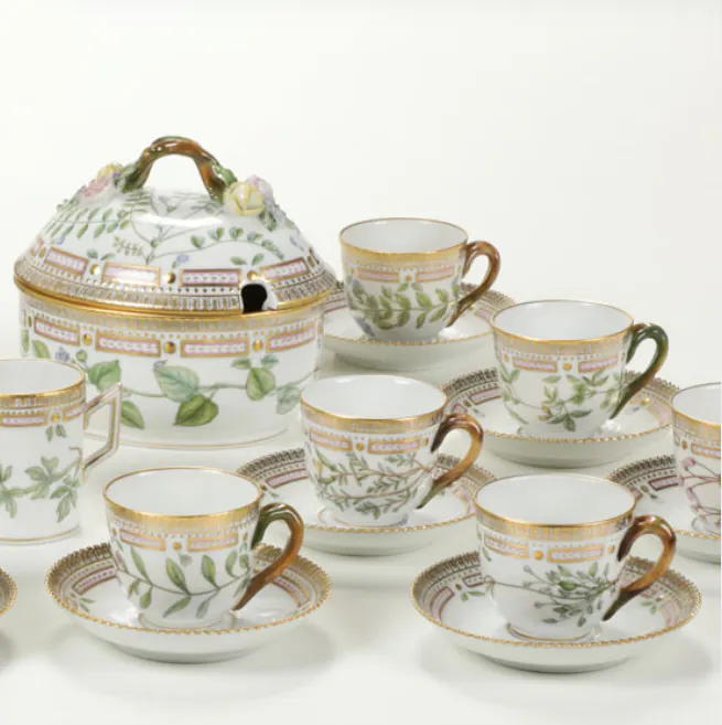 Porcelaine Flora Danica et ébénisterie italienne chez Cambi