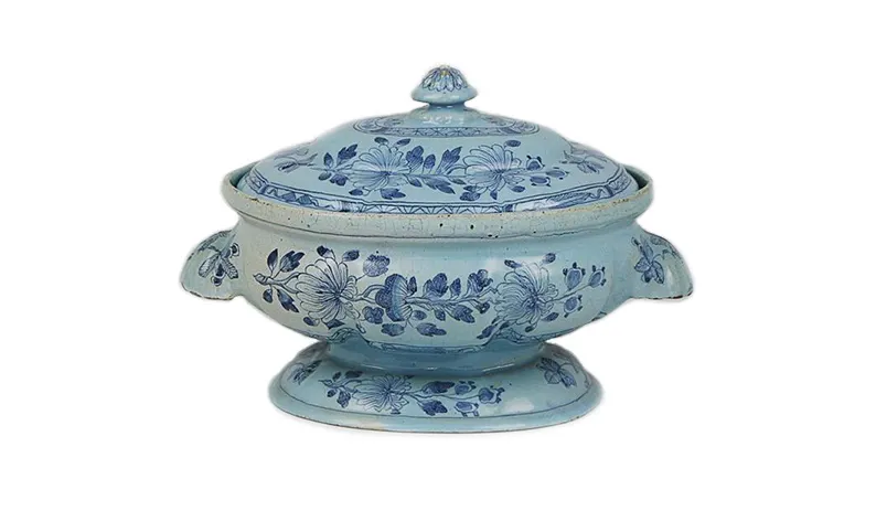 Fayence-Deckelterrine mit Muschelhandhaben, Andreas oder Georg Kordenbusch, Nürnberg um 1723/63 