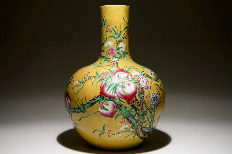 Jarrón en porcelana china con decoración floral y melocotones (siglo XIX-XX)