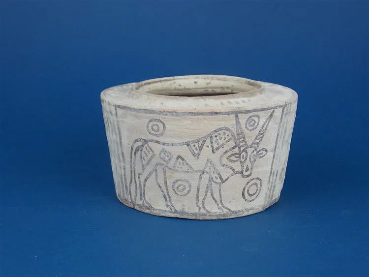 Zweifarbiges Terracotta-Gefäß, Dekor mit Antilope und geometrischen Linien, Indus-Kultur, Indien (3300-1300 v. Chr.)