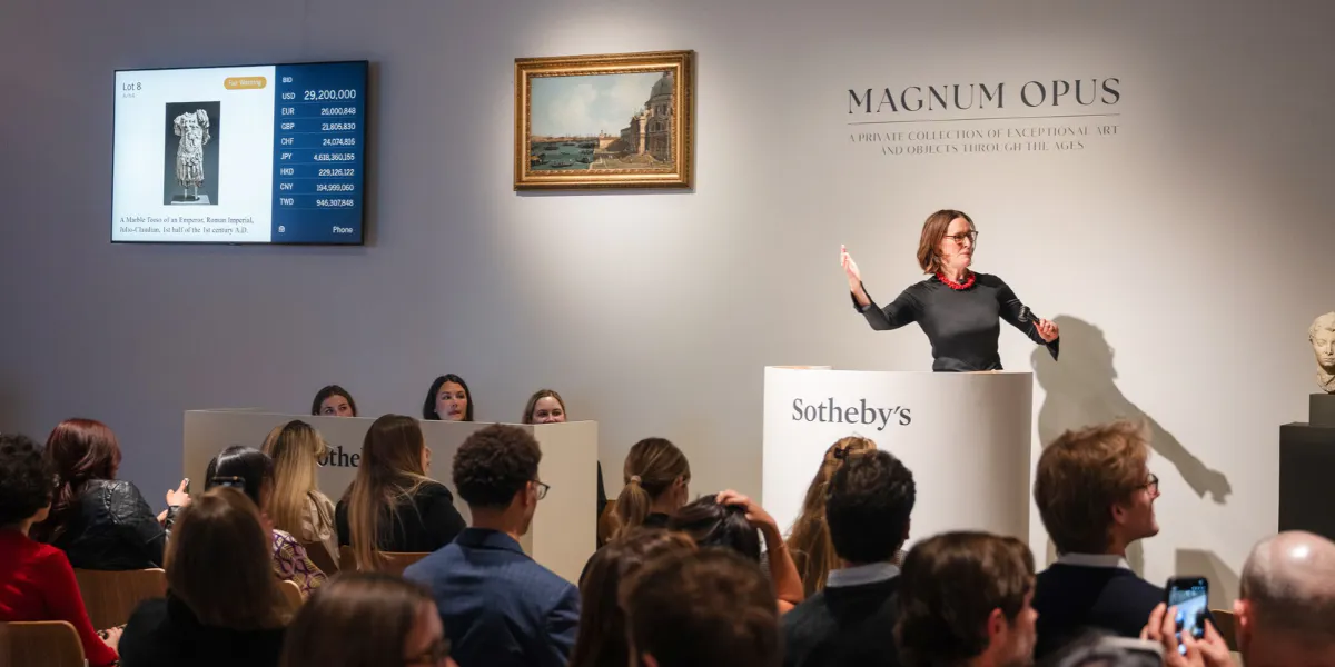 Helena Newman, Sotheby's Chairman, Sotheby's Chairman, Europe and Chairman, Impressionist and Modern Art Worldwide, nimmt bei der „Magnum Opus“-Auktion von Sotheby’s Gebote entgegen. Fotos: David Benthal, mit freundlicher Genehmigung von Sotheby’s (Detail)