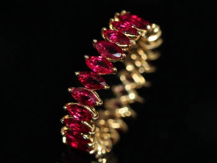 Anillo de oro amarillo con rubíes naturales