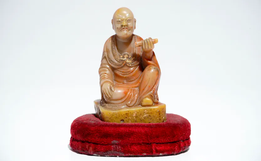 Los 765: Figur des Luohan aus Speckstein, signiert Yu Xuan, China 17./18. Jh.