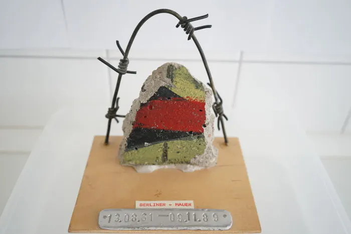 Dieses montierte Bruchstück mit Stacheldraht kann derzeit bei Catawiki ersteigert werden.