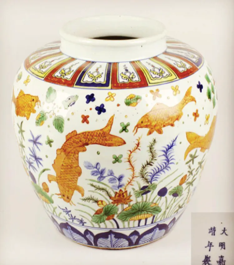 Sleeper Chinese vase estimated at £1 200 smashes records selling for £810 000