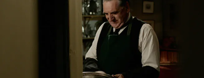 Mr. Carson (Jim Carter) poliert das gräfliche Silber in Downton Abbey 