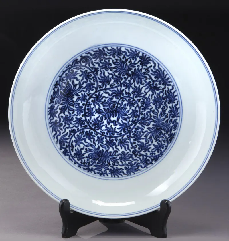 Porslinsfat, Qing-dynastin. Cirka år 1723-1735. Foto: Dallas Auction Gallery.