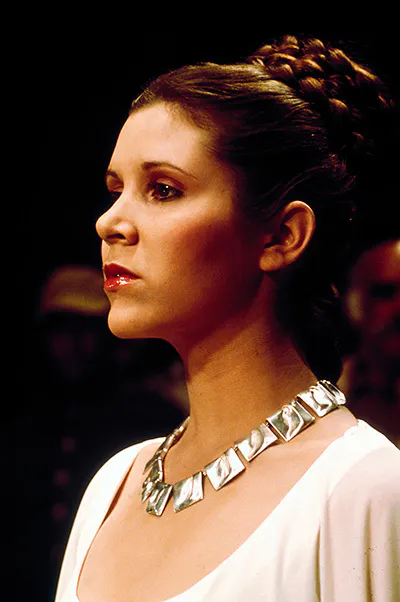 Princesa Leia (Carrie Fisher) llevando el collar “Planetoid Valleys” de la joyería Lapponia. Fotografía © Lucasfilm Ltd