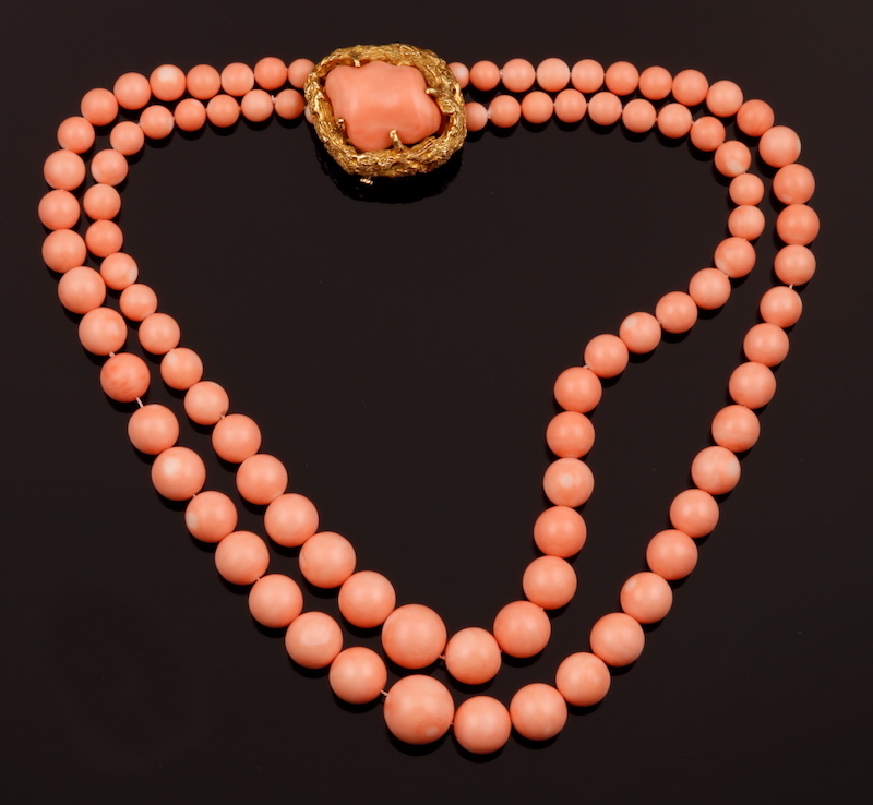 Bulgari, collier de corail rose avec fermoir en or jaune 