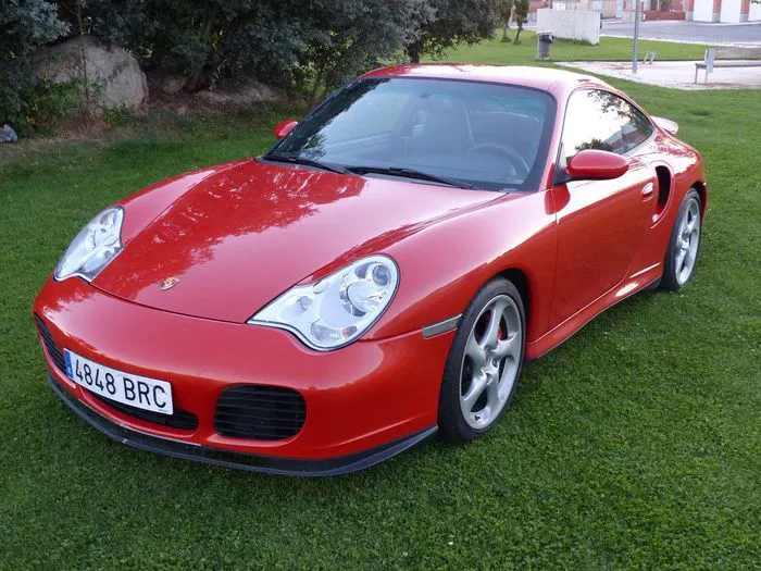 Porsche - 996 Turbo - 2001. Den mörkt orangea färgen (färgkod L1 A8 EX) användes på uppmaning av sin ursprungliga ägare. Bild: Catawiki