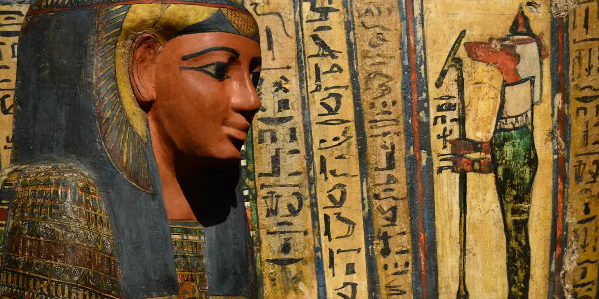 Couvercle d'un sarcophage en bois de l'Egypte ancienne pour la dame de la maison « Isetenkhebit », H. 174 cm, avec expertise professionnelle. Photo © Catawiki (détail)