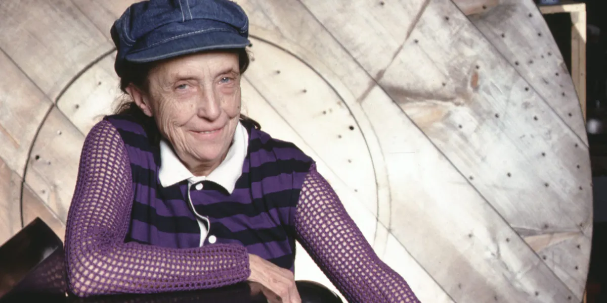 Die französisch-amerikanische Künstlerin und Bildhauerin Louise Bourgeois, fotografiert in ihrem Atelier in Chelsea, Manhattan, 1982. Foto von Jack Mitchell/Getty Images (Detail)